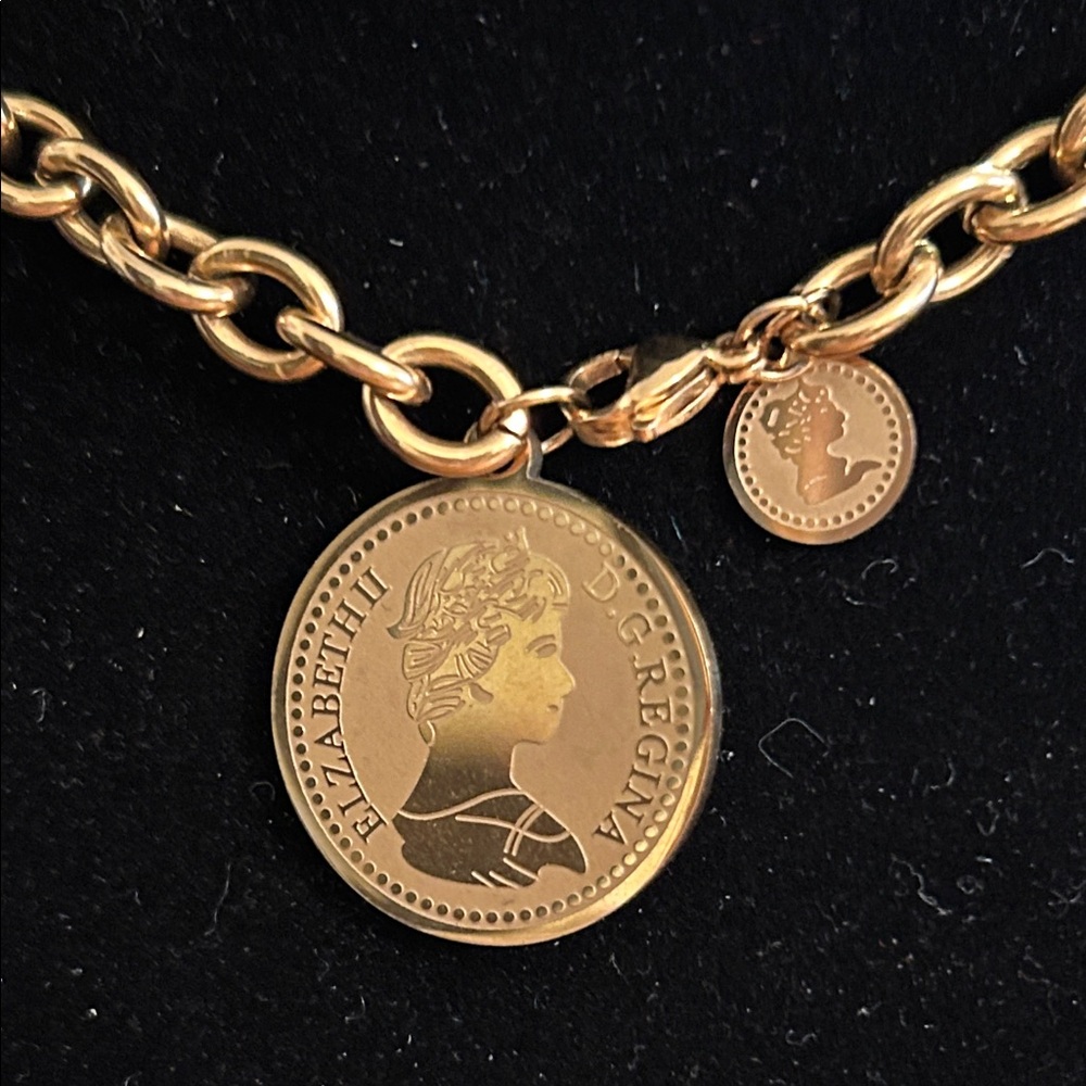 Elizabeth II Pendant Necklace